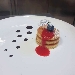 -Pancake con salsa ai lamponi e crema alla vaniglia - -