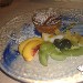 Dessert - tortino al cioccolato con frutta fresca come guarnizione - 