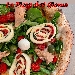 Pizza Arrotolata preparata dal Pizzaiolo Luigi Capuano della Pizzeria Capuano's di Milano - Pizza estiva fresca con rucola, datterini, tonno, olive verdi e arrotolata di fior di latte di Agerola con all'interno datterini, rucola e basilico.