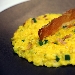 Risotto con zafferano, pistacchi, zucchine e prosciutto crudo - -