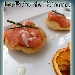 Salmone pressato agli agrumi su cialda di pasta all'uovo fritta - -