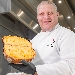 Salvatore Tortora mostra con il suo panettone mondiale - -