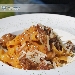 Tagliatelle di pasta all'uovo fresca alla genovese - -