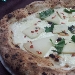 -pizza con formaggio al tartufo - -